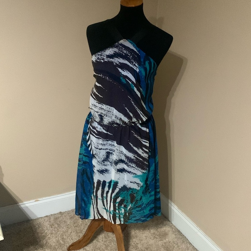 Blue animal print high low sleeveless elastic waist.Straps form a V at the neck